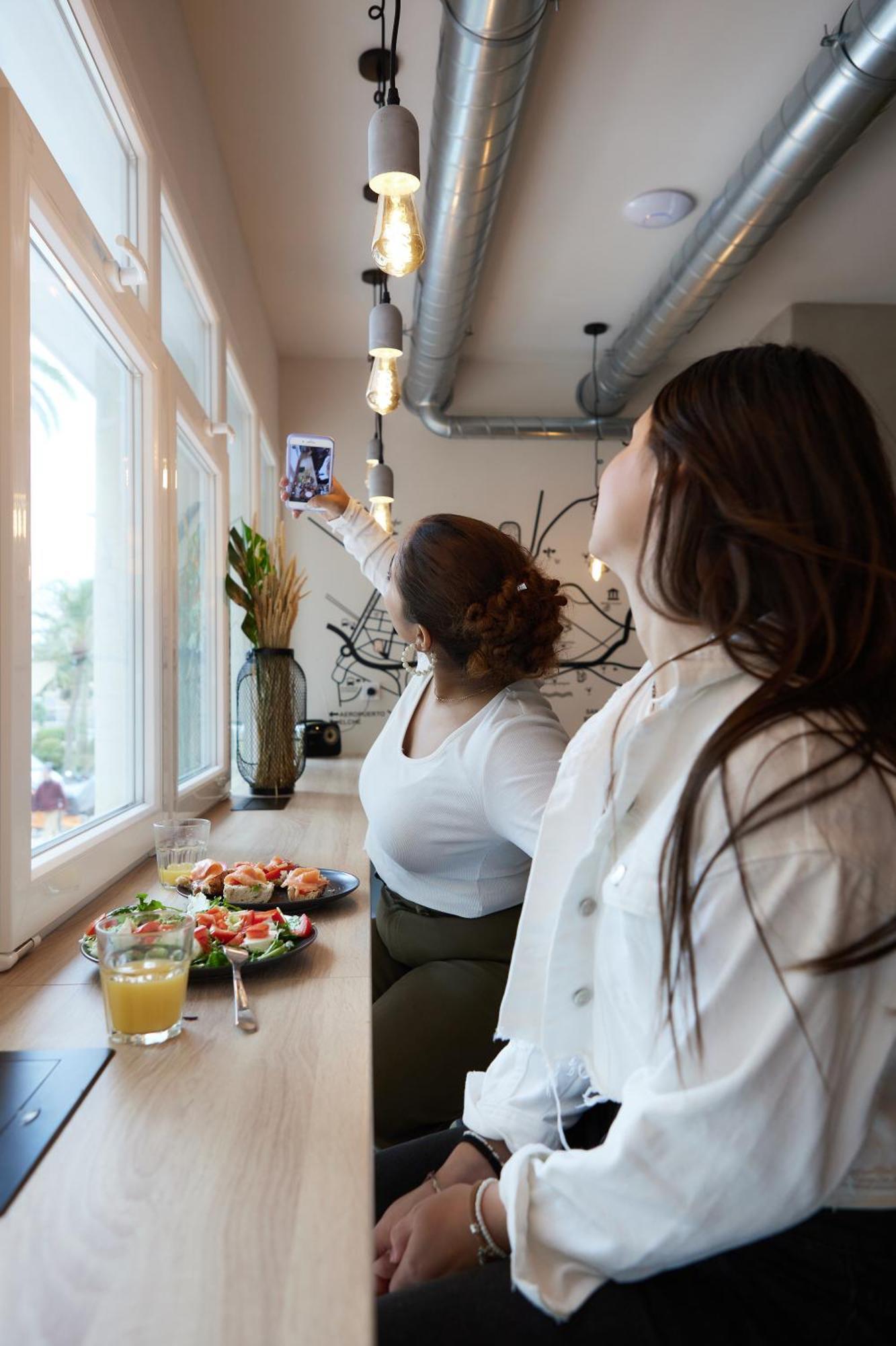 Hostel Dos Estaciones - Free Towels, Coffee & Tea, Remote Check-In アリカンテ エクステリア 写真