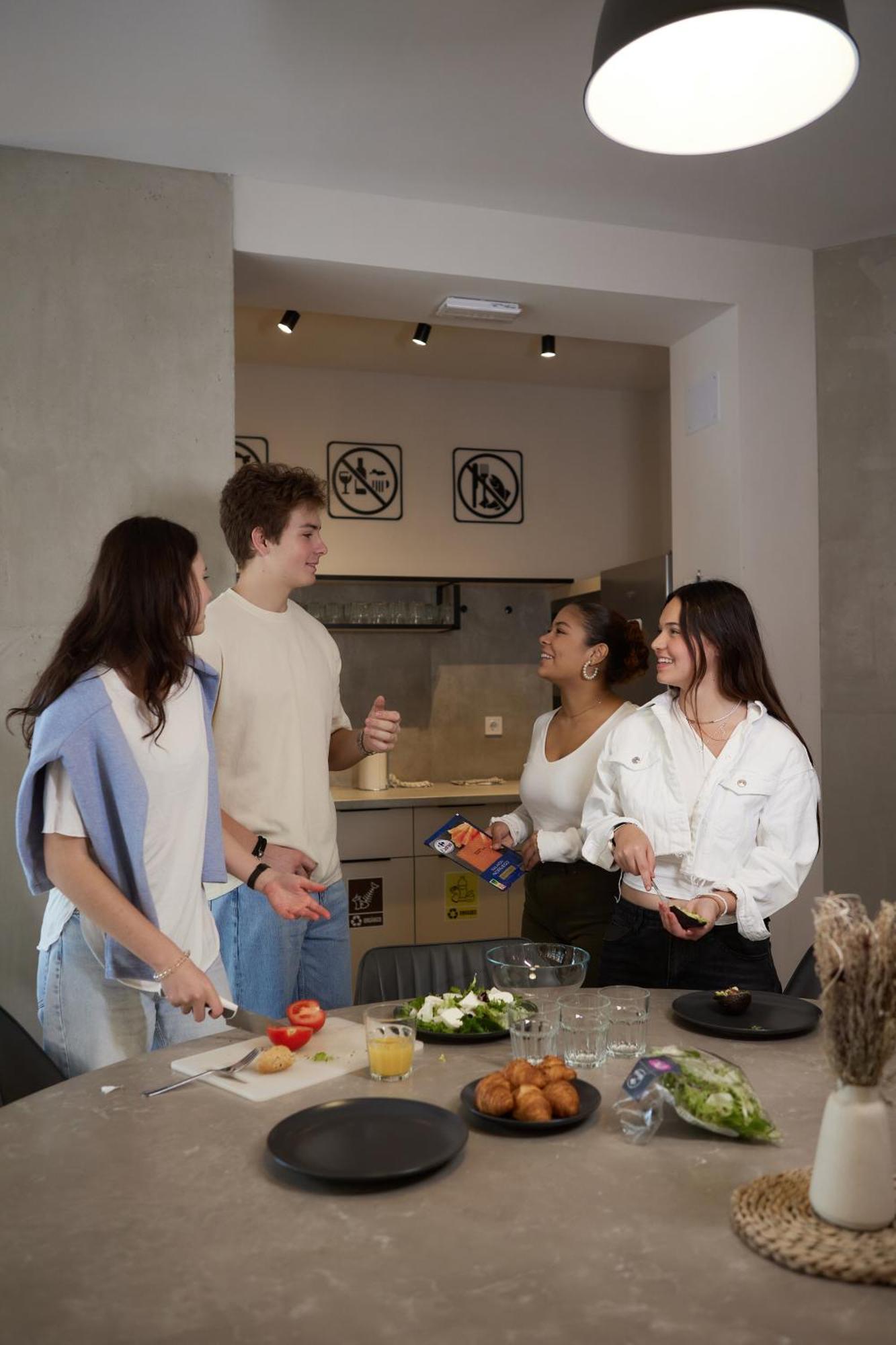 Hostel Dos Estaciones - Free Towels, Coffee & Tea, Remote Check-In アリカンテ エクステリア 写真